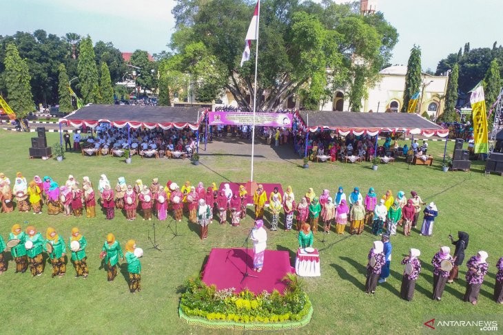 សប្យាយរីករាយជាមួយទិវាបុណ្យ Kartini  ជាទិវាបុណ្យលើកតម្កើងស្ត្រីឥណ្ឌូនេស៊ី - ảnh 1