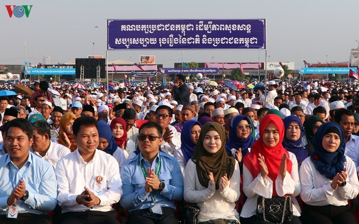 នាយករដ្ឋមន្រ្តីកម្ពុជាសម្ដេចហ៊ុនសែន៖ កងទ័ពស្ម័គ្រចិត្ត​វៀតណាមបាន​ជួយ​រំដោះកម្ពុជា​ឱ្យរួច​ផុតពីរបបប្រល័យពូជសាសន៍ - ảnh 2