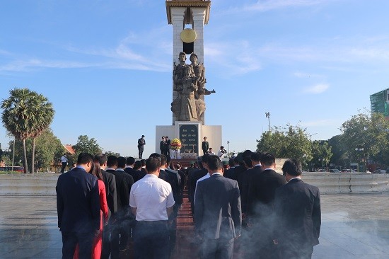 សហគមន៍ជនវៀតណាមនៅកម្ពុជារៀបចំពិធីអបអរសាទរទិវាបុណ្យជាតិ - ảnh 1