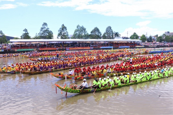 បងប្អូនជនជាតិខ្មែរជាមួយពិធីបុណ្យ ប្រណាំងទូក ង ឆ្នាំ ២០២០ - ảnh 2