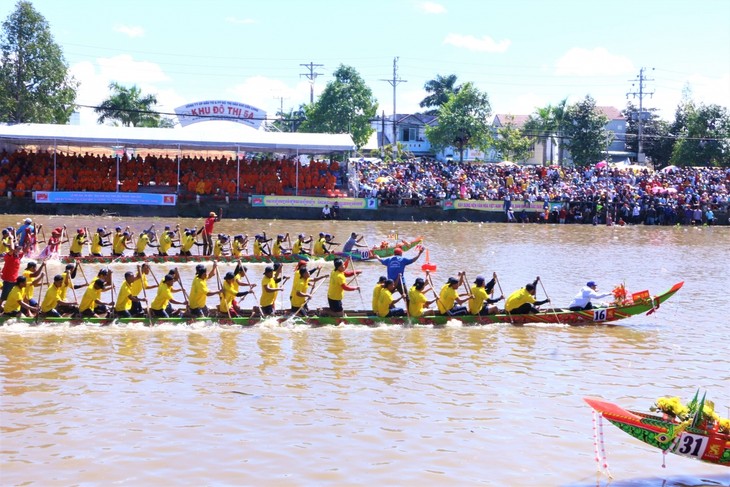 បងប្អូនជនជាតិខ្មែរជាមួយពិធីបុណ្យ ប្រណាំងទូក ង ឆ្នាំ ២០២០ - ảnh 3