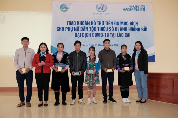 UN Women ជួយឧត្ថម្ភទឹកប្រាក់ប្រមាណ ១,៤ ពាន់លាន​ដុង​សម្រាប់​ក្រុមគ្រួសារ​ក្រីក្រចំនួន ៦០០ គ្រួនៅ ខេត្ត Lao Cai - ảnh 1