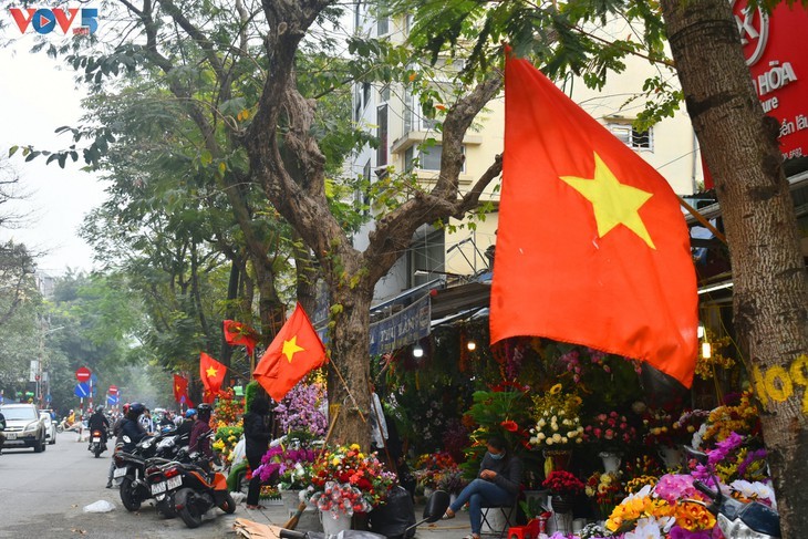 ទីក្រុងហាណូយត្រូវបានតុបតែងពោរពេញទៅដោយទង់ជាតិនិងផ្កាដ៏ស្រស់ស្អាតដើម្បីអបអរសាទរមហាសន្និបាតលើកទី១៣របស់បក្សកុម្មុយនិស្តវៀតណាម - ảnh 1