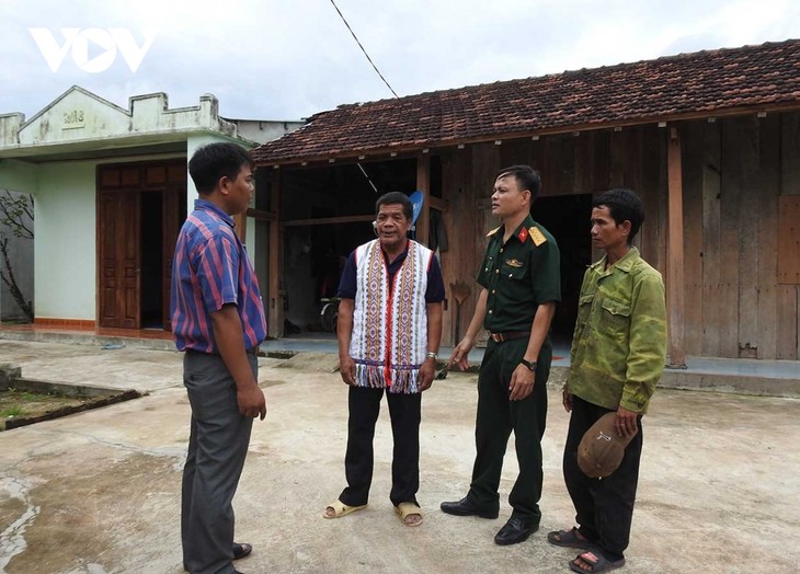 ព្រឹទ្ធាចារ្យភូមិ A Blong ទីបង្អែកនៃក្ដីជឿទុកចិត្តរបស់ជនជាតិ Ro Mam នៅ​ឃុំ​ព្រំដែន​ Mo Rai  ស្រុក Sa Thay ខេត្ត Kon Tum - ảnh 2