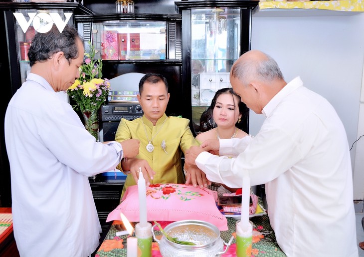 អត្ថន័យនៃពិធីការ “ចងអំបោះដៃ” របស់ជនជាតិខ្មែរ - ảnh 1