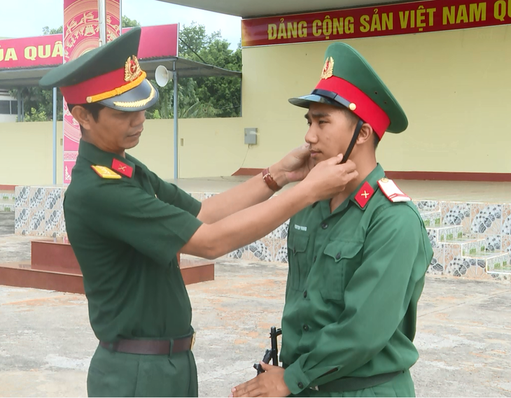 វរសេនីយ៍ឯក Y Mien Ktul កម្មាភិបាលយោធាជនជតិ E de សិក្សារៀនសូត្រនិង ធ្វើតាមគំរូលោកប្រធានហូជីមិញ - ảnh 1