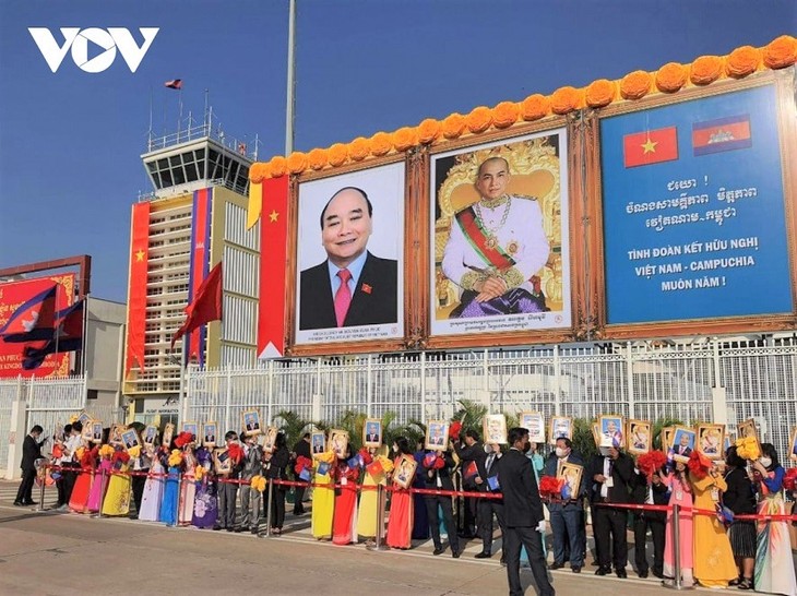 ប្រធានរដ្ឋវៀតណាមលោក Nguyen Xuan Phuc ចាប់ផ្ដើមដំណើរទស្សនកិច្ចថ្នាក់រដ្ឋនៅកម្ពុជា - ảnh 2