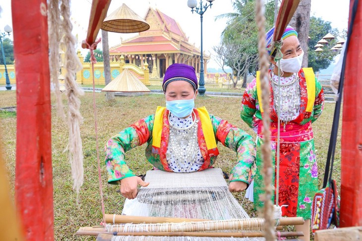 ​សកម្មភាពនៅ​ក្នុង​ខែមីនា “ពណ៌បៃតង​ដែលខ្ញុំស្រលាញ់” នៅភូមិវប្បធម៌ទេសចរណ៍​ បណ្តា​ជនជាតិវៀតណាម - ảnh 1