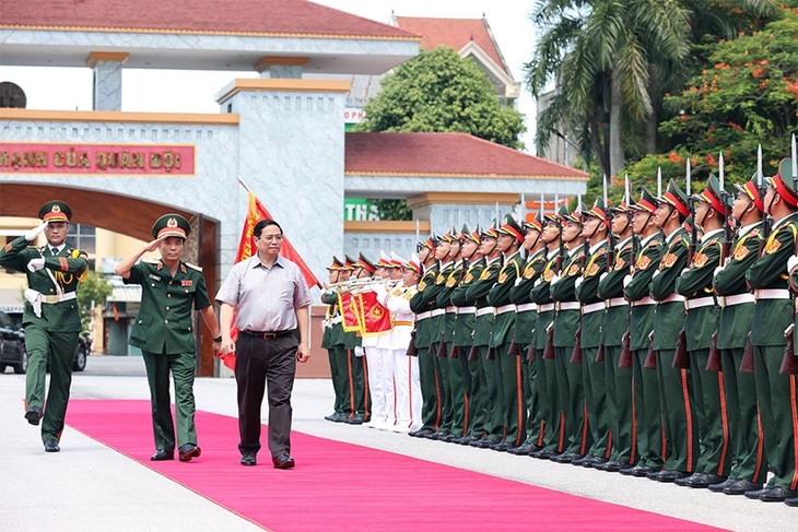 លោកនាយករដ្ឋមន្ត្រី Pham Minh Chinh អញ្ជើញទៅទស្សនានិងជួបធ្វើការនៅយោធភូមិភាគទី៤ - ảnh 1