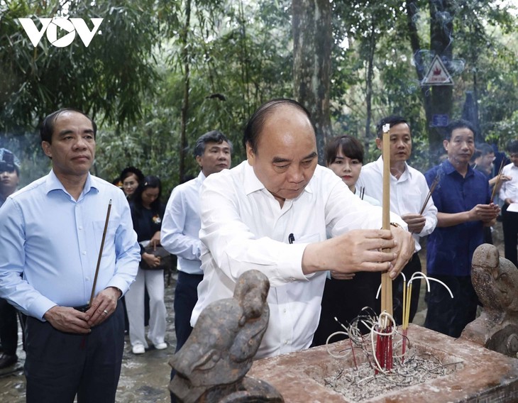 ប្រធានរដ្ឋវៀតណាម លោក Nguyen Xuan Phuc អញ្ជើញមកអុជធូបនៅតំបន់កេរ្តិ៍ដំណែលជាតិពិសេស Tan Trao - ảnh 1