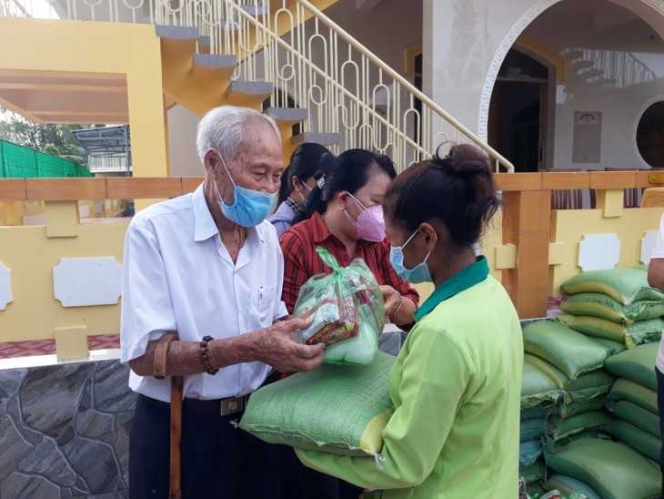 លោក Tran Cang - អ្នកធ្វើសប្បុរសធម៌អស់មួយជីវិត - ảnh 1