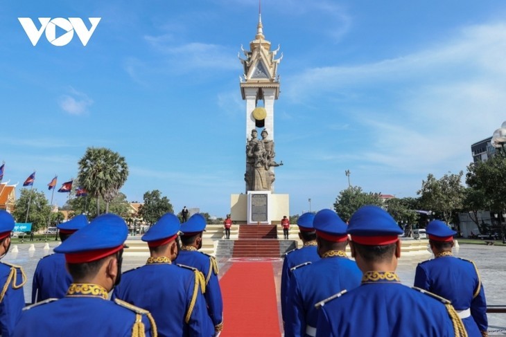 ទិដ្ឋភាពទូទៅនៃដំណើរទស្សនកិច្ចផ្លូវការរបស់នាយករដ្ឋមន្ត្រីលោក Pham Minh Chinh នៅកម្ពុជា - ảnh 3