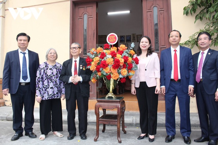 សកម្មភាពតបស្នងសងគុណជាច្រើនក្នុងឱកាសទិវាគ្រូបង្រៀនវៀតណាម ២០ វិច្ឆិកា - ảnh 1