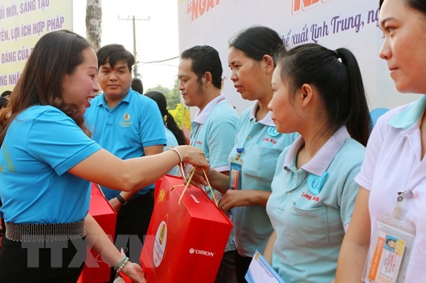 ក្រុងហូជីមិញរៀបចំទិវាមេត្តាធម៌ - បុណ្យតេតជួបជុំ ជូនកម្មករជាង ៣ ម៉ឺននាក់ - ảnh 1