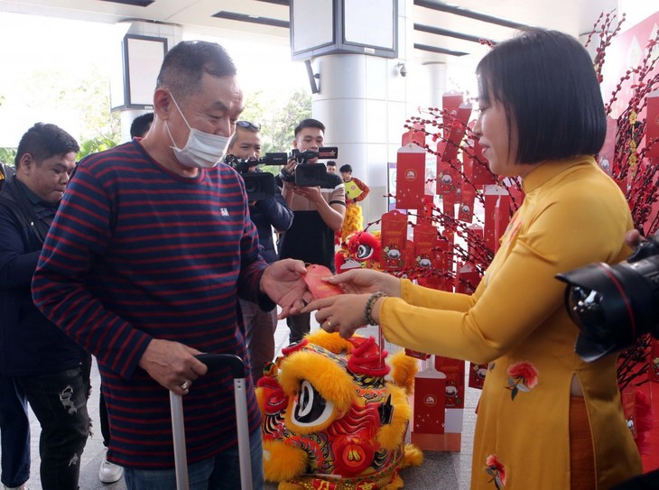 ទីក្រុង Da Nang ទទួលជើងហោះហើរចំនួន ៧៦៨ ដឹកអ្នកដំណើរជាង ៩៨.០០០ នាក់ក្នុងអំឡុងពេលបុណ្យតេត - ảnh 1