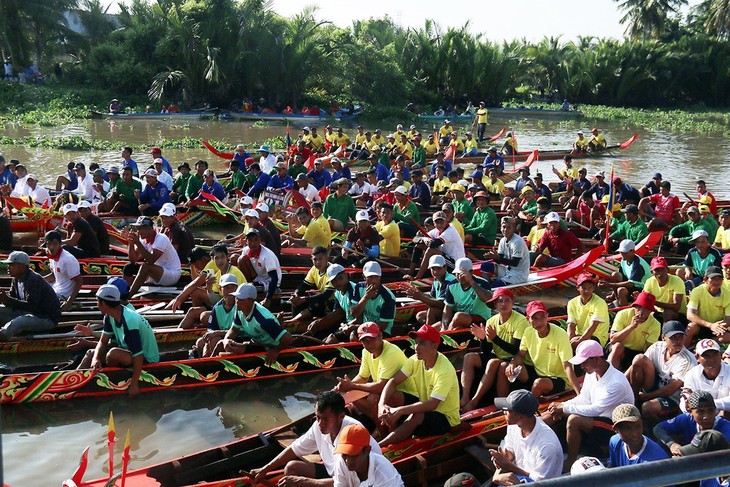 ខេត្ត​ Kien Giang រៀប​ចំ​ការប្រណាំងទូក ង​ ដើម្បីអបអរបុណ្យចូលឆ្នាំថ្មី - ảnh 1