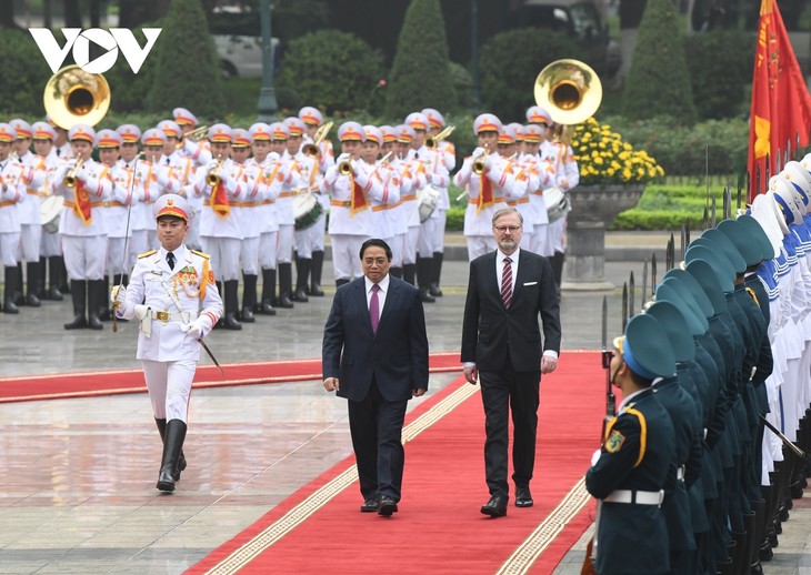 លោកនាយករដ្ឋមន្ត្រី Pham Minh Chinh អញ្ជើញជាអធិបតី​ក្នុងពិធីទទួល​បដិសណ្ឋារកិច្ច​លោកនាយករដ្ឋមន្ត្រីឆែក Petr Fiala - ảnh 1