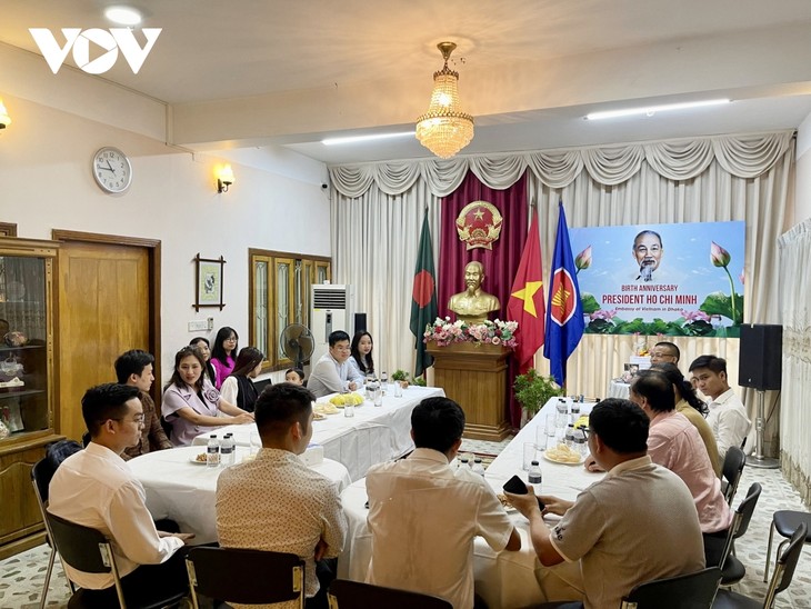 សកម្មភាពអបអរសាទរខួបលើកទី ១៣៣ នៃថ្ងៃកំណើតលោកប្រធានហូជីមិញ នៅក្រៅប្រទេស - ảnh 2