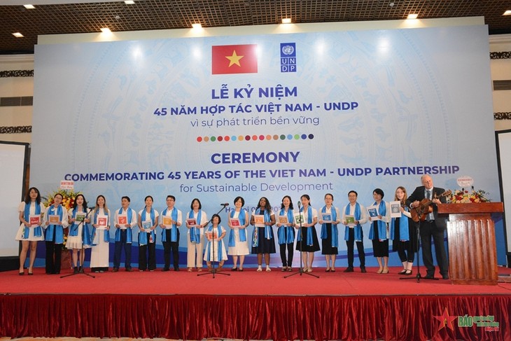 វៀតណាម - UNDP៖ រយៈ ៤៥ ឆ្នាំនៃកិច្ចសហប្រតិបត្តិការ​ដើម្បី​ការអភិវឌ្ឍ​ប្រកបដោយ​ចីរភាព - ảnh 1