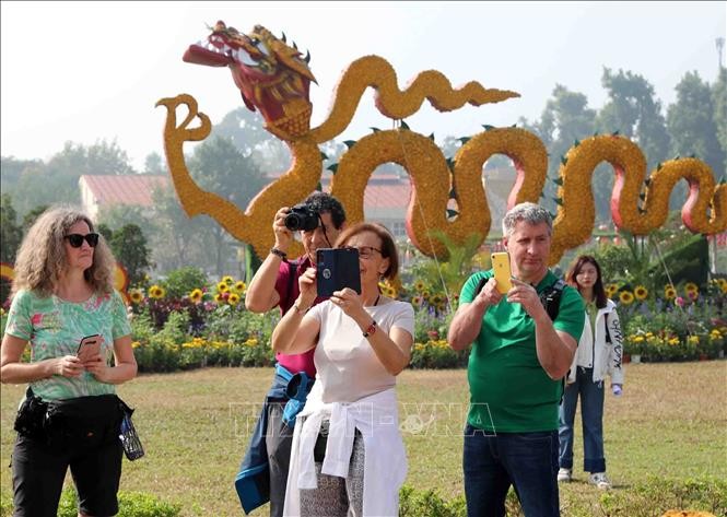 ភ្ញៀវ​អន្តរជាតិមក​វៀតណាម​​សម្រេច​បាន​ជាង ៥,៥ លាន​នាក់​ក្នុង​រយៈពេល ៦ ខែកន្លងទៅ - ảnh 1