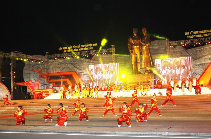 គណៈប្រតិភូអន្តរជាតិចំនួន ១៦ក្រុមទទួលការអញ្ជើញចូលរួម “ទិវាបុណ្យ​ក្បាច់គុន” នៅទឹកដីក្បាច់គុន Binh Dinh - ảnh 1