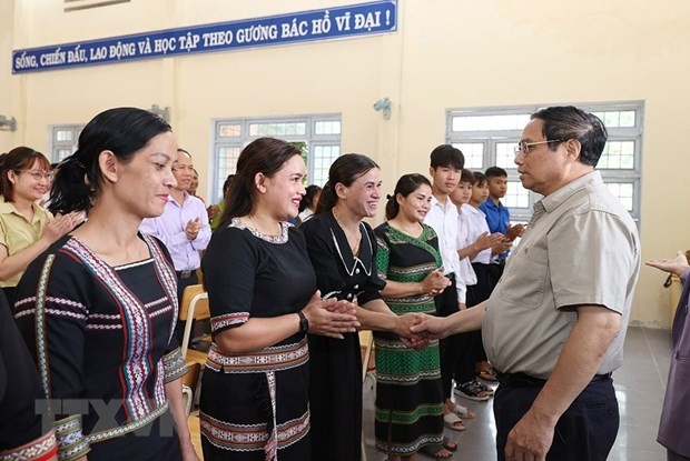 នាយករដ្ឋមន្ត្រី លោក Pham Minh Chinh អញ្ជើញចុះពិនិត្យការត្រៀមរៀបចំឆ្នាំសិក្សាថ្មី ២០២៣-២០២៤ នៅខេត្ត Kon Tum - ảnh 1