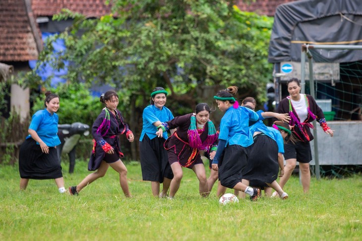 ទស្សនាប្រជុំផ្សារ Ha Lau មើលស្ត្រីស្លៀកសំពត់លេងបាល់ទាត់  - ảnh 1