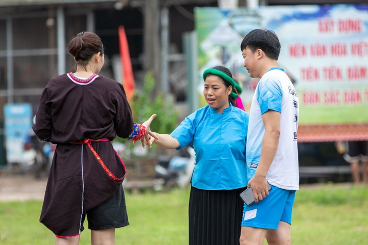 ទស្សនាប្រជុំផ្សារ Ha Lau មើលស្ត្រីស្លៀកសំពត់លេងបាល់ទាត់  - ảnh 4