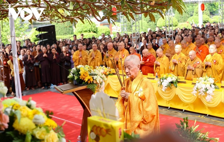 ពុទ្ធបរិស័ទរាប់ម៉ឺននាក់ទូទាំងប្រទេសបង្សុកូលឧទ្ទិសកុសលតបស្នងសង់គុណវីរយុទ្ធជនពលីនៅ Dien Bien - ảnh 2