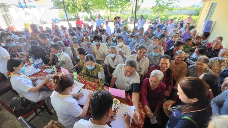 វិទ្យុសម្លេងវៀតណាមនៅតំបន់ដីសណ្ដទន្លេ Cuu Long រៀបចំការពិនិត្យ និងព្យាបាលជំងឺដោយឥតគិតថ្លៃជូនជនក្រីក្រនៅខេត្ត Hau Giang - ảnh 2