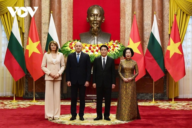 ប្រធានរដ្ឋ លោក លឿង គឿង អញ្ជើញជាអធិបតីក្នុងពិធីទទួលស្វាគមន៍ជាផ្លូវការចំពោះប្រធានាធិបតីប៊ុលហ្គារី  - ảnh 2