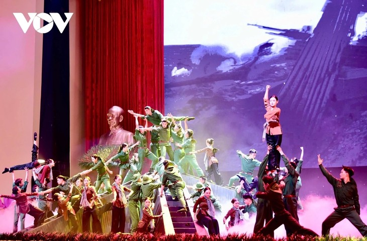 ពិធីមិទ្ទីងអបអរសាទរខួបលើកទី ៨០ នៃការបង្កើតកងទ័ពប្រជាជនវៀតណាម  - ảnh 1