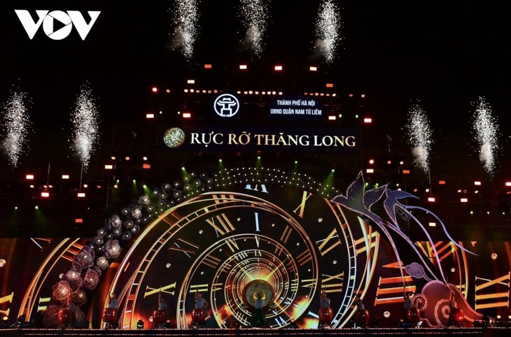 ប្រជាជនវៀតណាមអំណរស្វាគមន៍ឆ្នាំថ្មី ឆ្នាំម្សាញ់សប្តស័ក ២០២៥ - ảnh 1