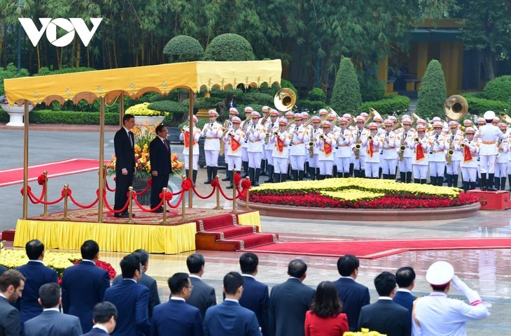 នាយករដ្ឋមន្ត្រីលោក​ ហ្វាម មិញជីញ ធ្វើជាអធិបតីក្នុង​ពិធី​ទទួលបដិសណ្ឋារកិច្ច នាយករដ្ឋមន្ត្រីអេស្ប៉ាញ អញ្ជើញ​មកបំពេញទស្សនកិច្ចជាផ្លូវការនៅវៀតណាម - ảnh 1