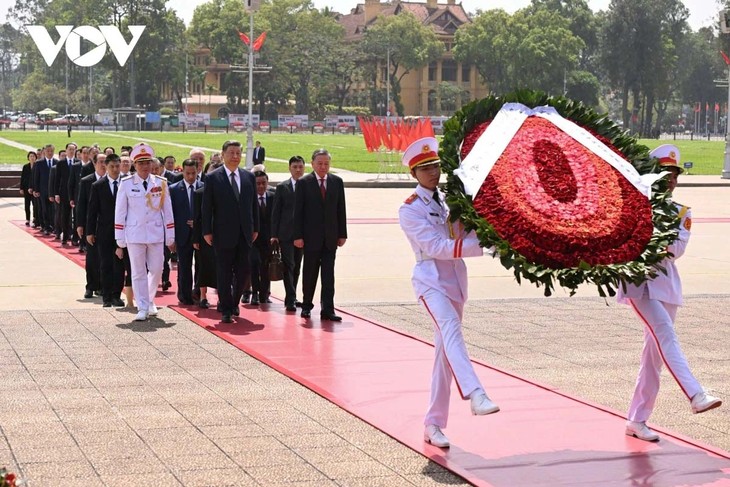 អគ្គលេខាបក្សកុម្មុនីស្តវៀតណាម ​លោក តូឡឹម និងអគ្គលេខា​បក្ស ប្រធានរដ្ឋចិន លោក  ស៊ី ជីនពីង អញ្ជើញចូល​វិមានតម្កល់សព គោរពវិញ្ញាណក្ខ័ន្ធលោកប្រធានហូជីមិញ​ - ảnh 1
