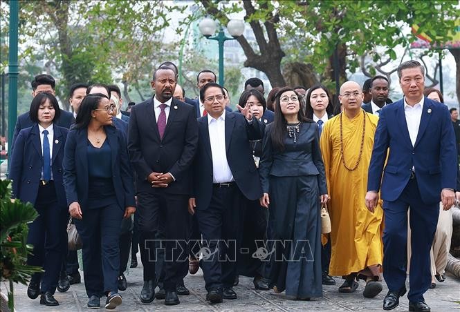 នាយករដ្ឋមន្ត្រីអេត្យូពី​អញ្ជើញ​ទៅទស្សនាវត្ត Tran Quoc - ảnh 1