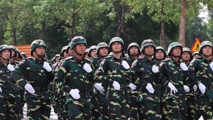 អបអរសាទរខួបលើកទី ៥០ ទិវាបង្រួបបង្រួម​ប្រទេស​ជាតិ៖ កងយោធពល​ខេមរភូមិន្ទកម្ពុជា និង​កងទ័ព​ប្រជាជន​​ឡាវ ធ្វើសមយុទ្ធនៅខេត្ត Binh Duong - ảnh 1