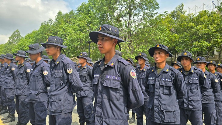 អបអរសាទរខួបលើកទី ៥០ ទិវាបង្រួបបង្រួម​ប្រទេស​ជាតិ៖ កងយោធពល​ខេមរភូមិន្ទកម្ពុជា និង​កងទ័ព​ប្រជាជន​​ឡាវ ធ្វើសមយុទ្ធនៅខេត្ត Binh Duong - ảnh 3