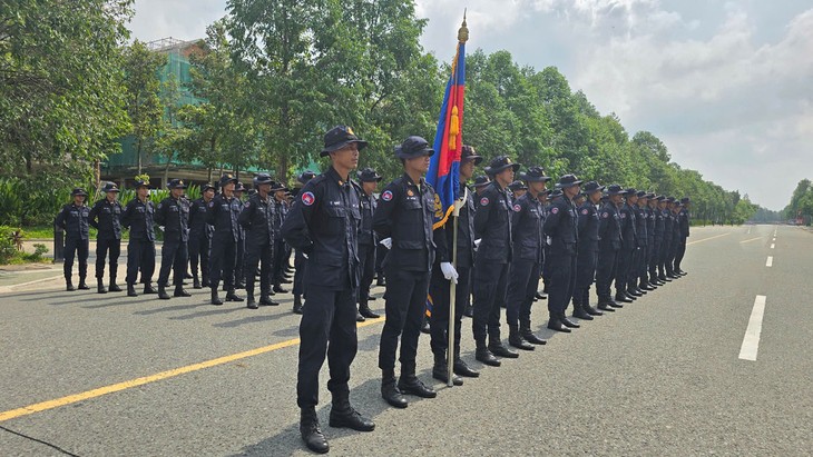អបអរសាទរខួបលើកទី ៥០ ទិវាបង្រួបបង្រួម​ប្រទេស​ជាតិ៖ កងយោធពល​ខេមរភូមិន្ទកម្ពុជា និង​កងទ័ព​ប្រជាជន​​ឡាវ ធ្វើសមយុទ្ធនៅខេត្ត Binh Duong - ảnh 4