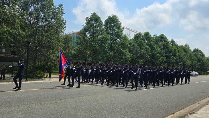អបអរសាទរខួបលើកទី ៥០ ទិវាបង្រួបបង្រួម​ប្រទេស​ជាតិ៖ កងយោធពល​ខេមរភូមិន្ទកម្ពុជា និង​កងទ័ព​ប្រជាជន​​ឡាវ ធ្វើសមយុទ្ធនៅខេត្ត Binh Duong - ảnh 5