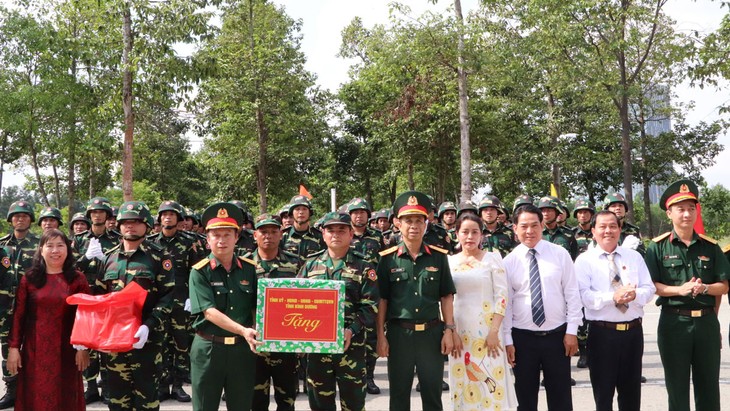 អបអរសាទរខួបលើកទី ៥០ ទិវាបង្រួបបង្រួម​ប្រទេស​ជាតិ៖ កងយោធពល​ខេមរភូមិន្ទកម្ពុជា និង​កងទ័ព​ប្រជាជន​​ឡាវ ធ្វើសមយុទ្ធនៅខេត្ត Binh Duong - ảnh 6