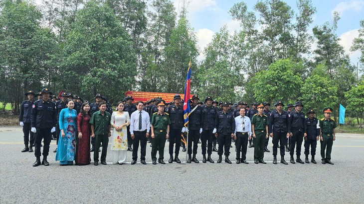 អបអរសាទរខួបលើកទី ៥០ ទិវាបង្រួបបង្រួម​ប្រទេស​ជាតិ៖ កងយោធពល​ខេមរភូមិន្ទកម្ពុជា និង​កងទ័ព​ប្រជាជន​​ឡាវ ធ្វើសមយុទ្ធនៅខេត្ត Binh Duong - ảnh 7