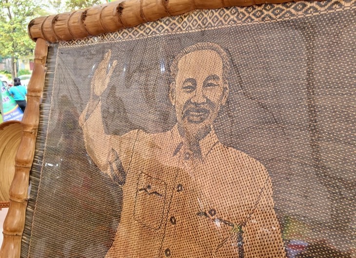 អ្នកបង្កើតរូបឆាយាល័ក្ខលោកប្រធានហូជីមិញពីឬស្សីនិងផ្តៅ - ảnh 1