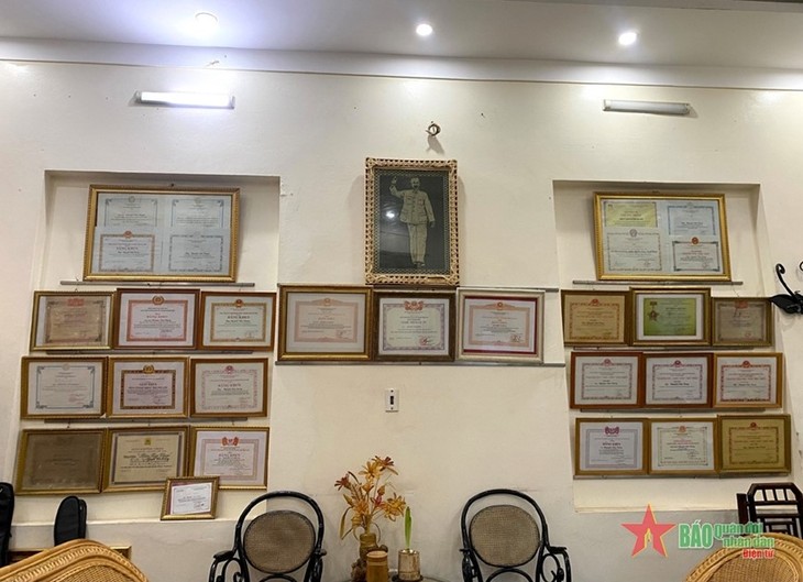 អ្នកបង្កើតរូបឆាយាល័ក្ខលោកប្រធានហូជីមិញពីឬស្សីនិងផ្តៅ - ảnh 3