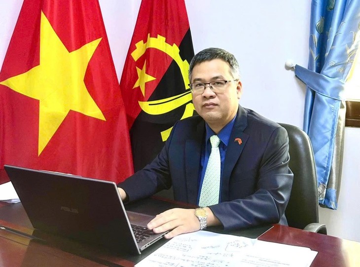 លោកឯកអគ្គរដ្ឋទូត Duong Chinh Chuc៖ ដំណើរទស្សនកិច្ចរបស់លោកប្រធានរដ្ឋបើកដំណាក់កាលអភិវឌ្ឍន៍ថ្មីសម្រាប់ទំនាក់ទំនងវៀតណាម-អង់ហ្គោឡា - ảnh 1