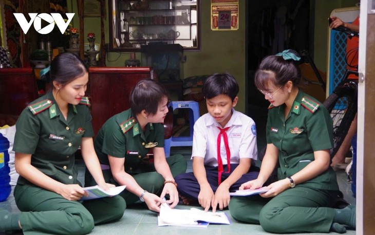 “ជួយប្អូនៗកុមារទៅសាលារៀន - សាបព្រួសគ្រាប់ពូជនៃក្តីសង្ឃឹមសម្រាប់សិស្សក្រីក្រនៅតំបន់ព្រំដែន Gia Lai - ảnh 4