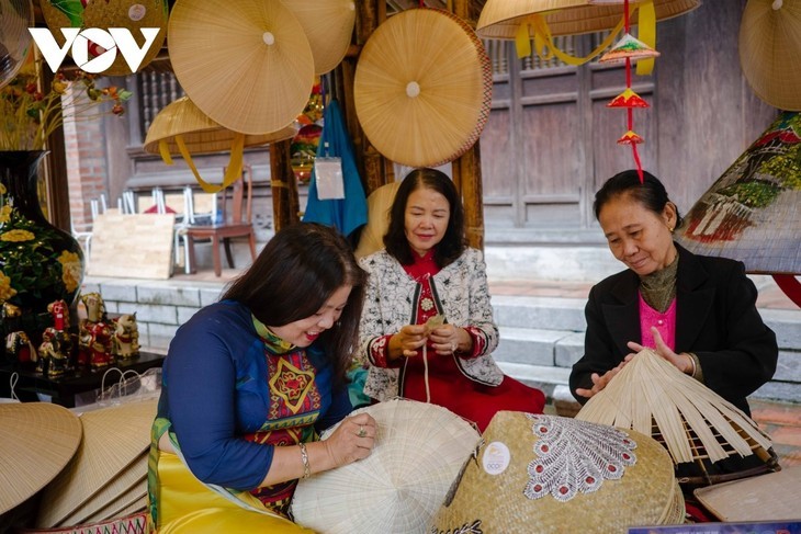មហោស្រព Thang Long – ហាណូយ ឆ្នាំ២០២៥៖ ផ្ទាំងគំនូរវប្បធម៌ដ៏​ចម្រុះពណ៌បានប្រមូលផ្តុំនៅ Van Mieu - Quoc Tu Giam - ảnh 20