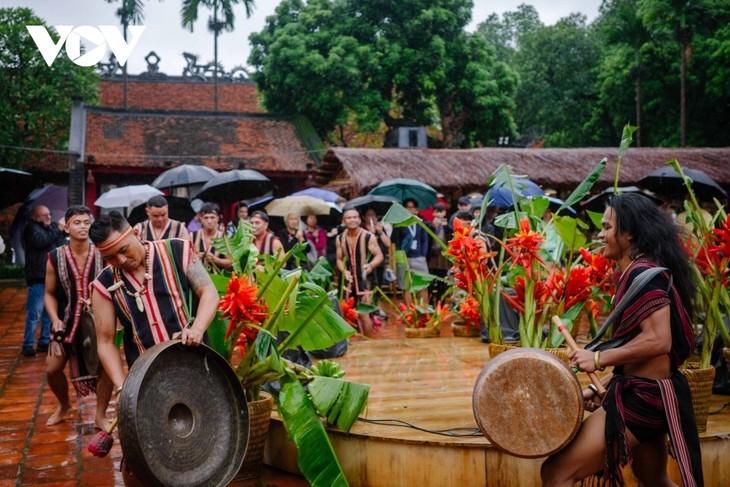 មហោស្រព Thang Long – ហាណូយ ឆ្នាំ២០២៥៖ ផ្ទាំងគំនូរវប្បធម៌ដ៏​ចម្រុះពណ៌បានប្រមូលផ្តុំនៅ Van Mieu - Quoc Tu Giam - ảnh 4