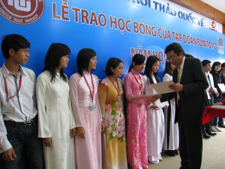 Tập đoàn Sumitomo VN trao 60 suất học bổng cho sinh viên Đại học Ngoại thương - ảnh 2