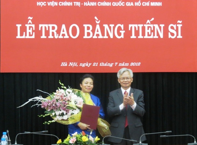 Trao bằng Tiến sĩ cho Thứ trưởng Thường trực Bộ Ngoại giao CHDCND  Lào - ảnh 1